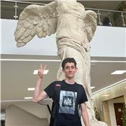 Soy un chico de 18 años con una gran vocacion por enseñar a niños sobre el gran arte del a literatura